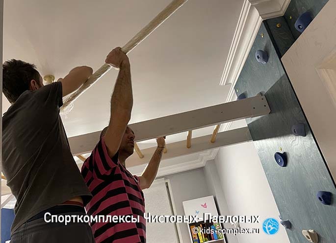 Спортивный уголок с обезьянкой. Кто ж тебя внедрит?