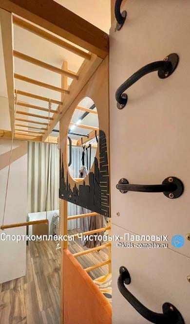 Спортивный уголок с обезьянкой. Кто ж тебя внедрит?