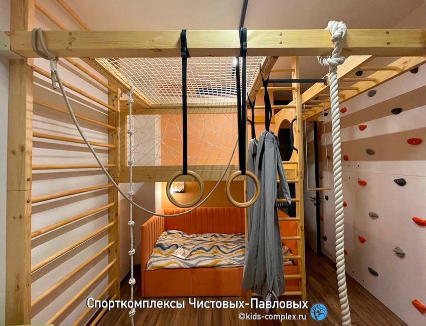 Аппликации на спортивном комплексе и детской мебели. Примеры: город для брата и лошадки для сестры