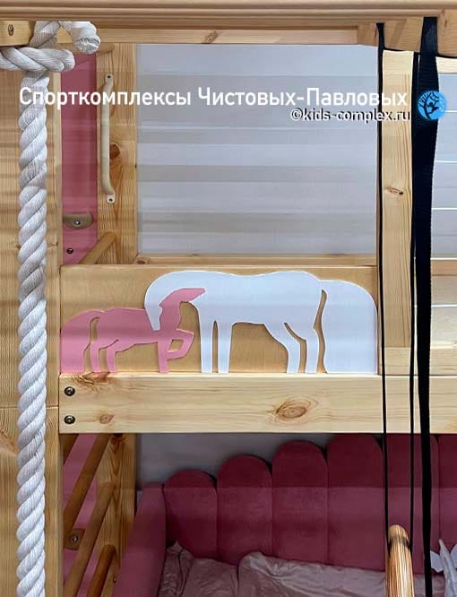 Аппликации на спортивном комплексе и детской мебели. Примеры: город для брата и лошадки для сестры