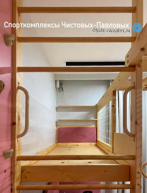 Аппликации на спортивном комплексе и детской мебели. Примеры: город для брата и лошадки для сестры