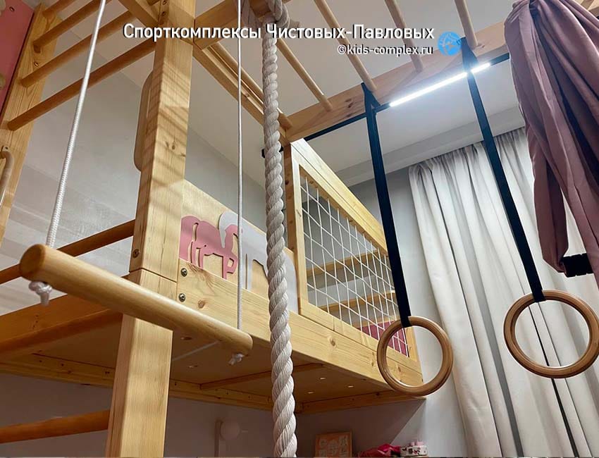 Аппликации на спортивном комплексе и детской мебели. Примеры: город для брата и лошадки для сестры