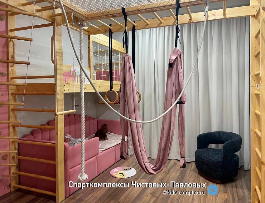 Аппликации на спортивном комплексе и детской мебели. Примеры: город для брата и лошадки для сестры