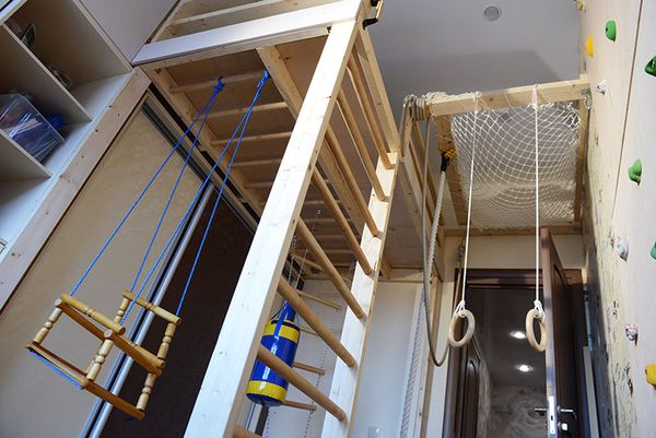 Уникальное решение для детской комнаты с высоким потолком. Спорткомплекс на шкафу или спорткомплекс под кроватью