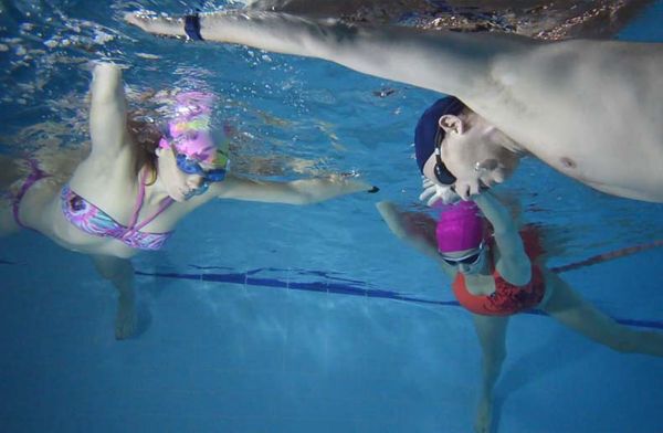 Обучение спортивному плаванию взрослых и детей в семейном формате.  Документальный фильм