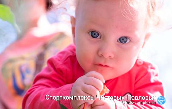 Обзор первых снарядов малыша на возраст до и после года.  Первая качель малыша