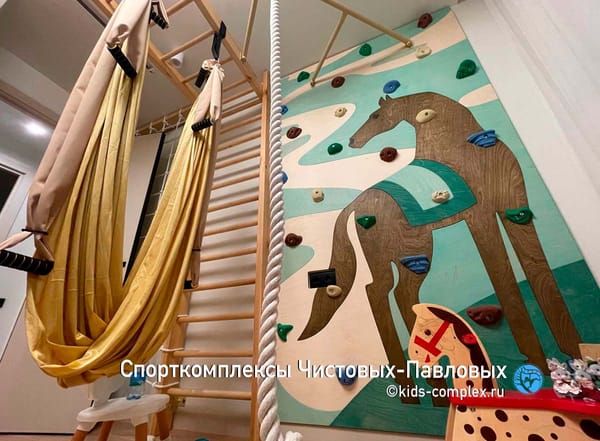 Кони. Спортивный комплекс в бурятском стиле. Роль визуальной эстетики и натуральных материалов в развитии ребенка